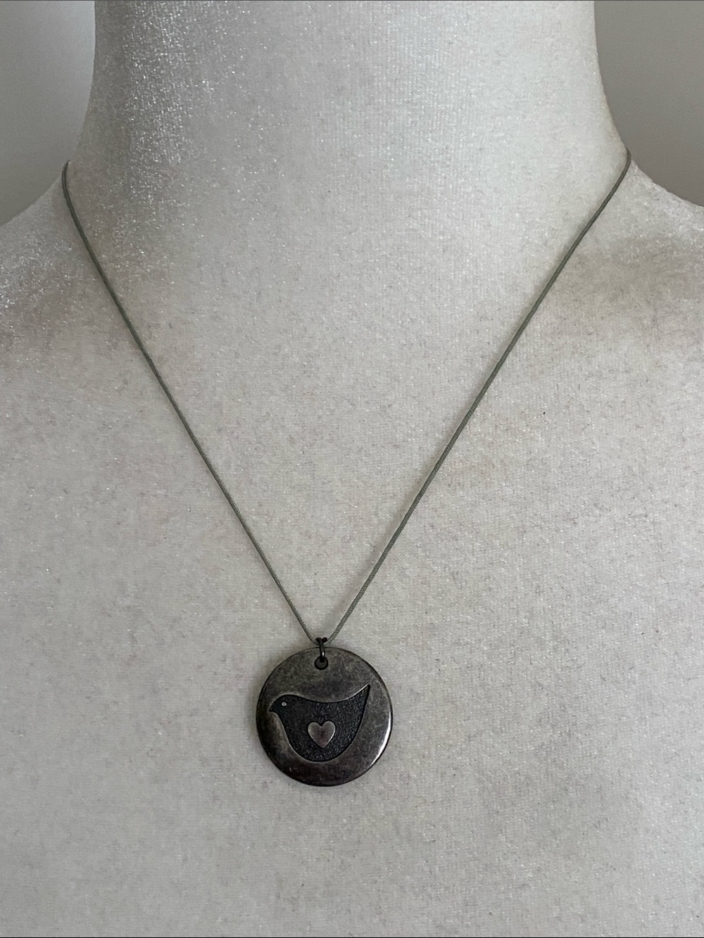 Vintage Hallmark HMK Pewter Style Bird & Heart Disc Pendant Necklace - Picture 15 of 16